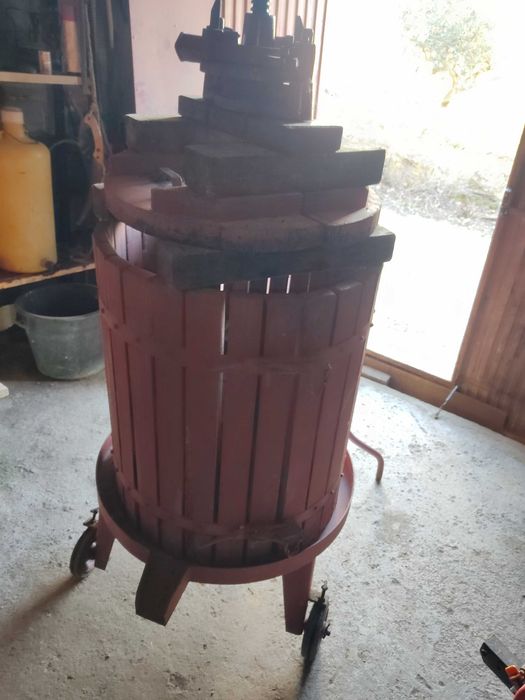 prensa de uva com rodas