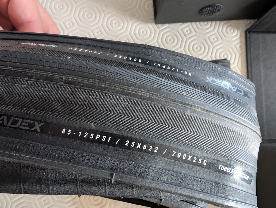 Pneus Cadex Race 700x25c tubeless novos
