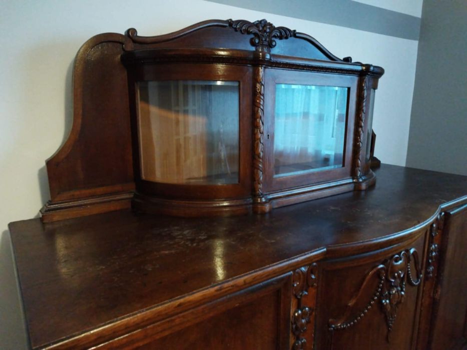 Kredens dębowy z okresu międzywojennego.