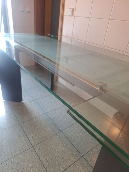 Mesa dw jantar Extensivel- tampo em vidro e pes em madeira castanha