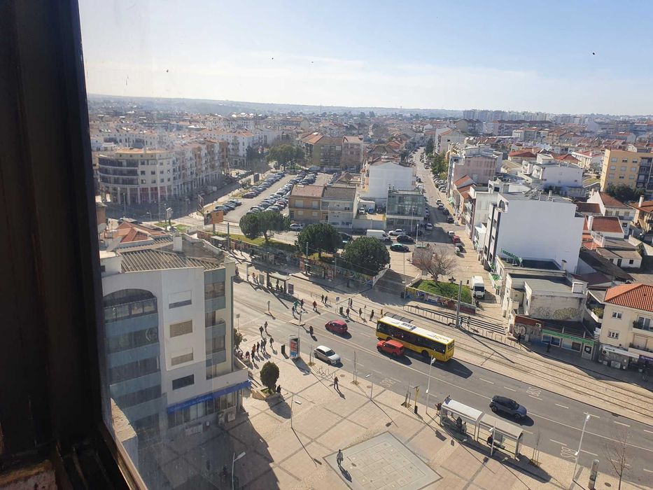 Quarto em Laranjeiro (Praça da Portela)
