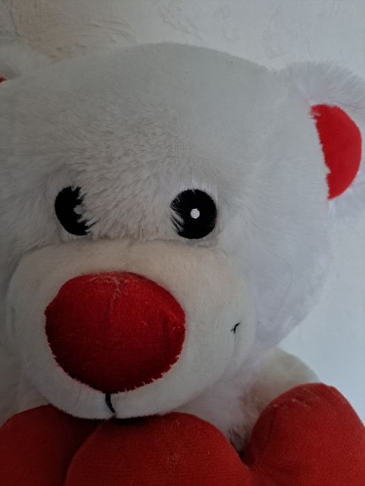 Продам білого ведмедика.