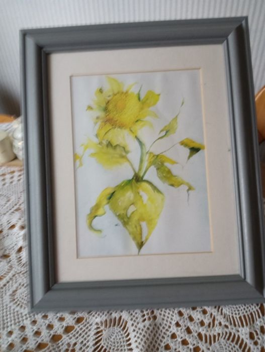 Duży obraz w drewnianej ramie. Hortensje w wazonie.