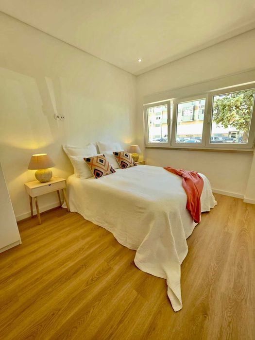 Magnífico apartamento T2 com 170m2 de área total, com jardim, totalmente renovado, em Almada