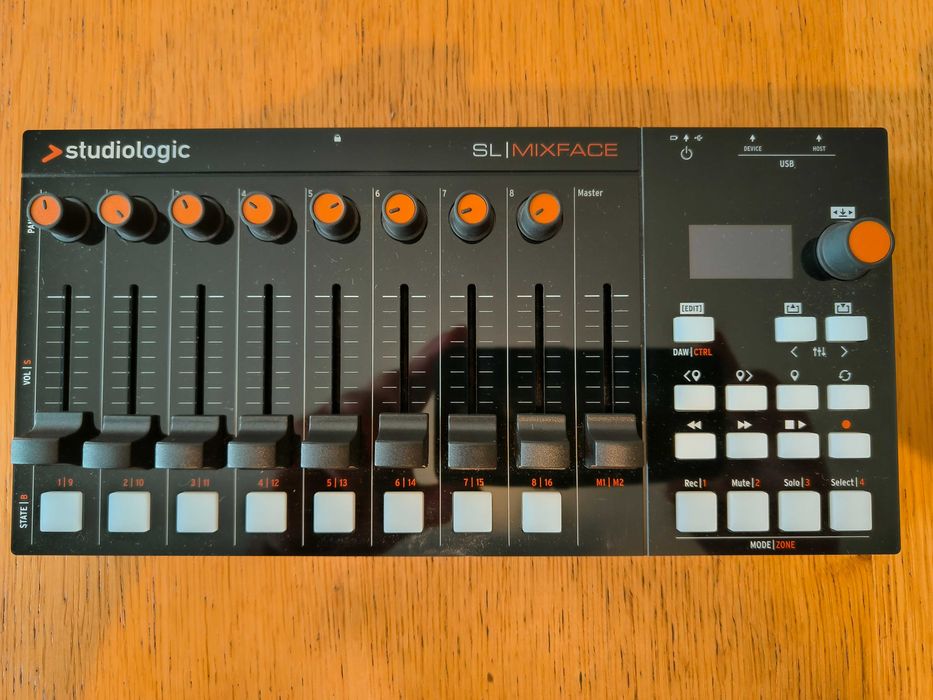 Teclado controlador e pedaleira de efeitos e looper Voicelive 3 extrem