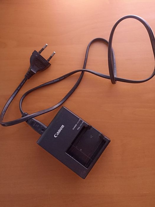 Canon EOS 1200D В хорошому стані.
В комплект іде , зарядка, батарея ,