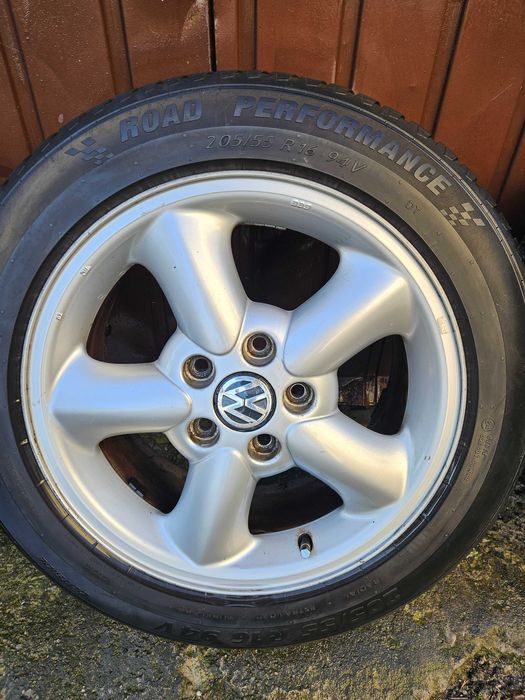 Felgi aluminiowe VW + opony letnie Kormoran 205/55 R16 – komplet