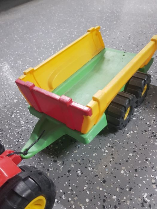 Traktor z przyczepą