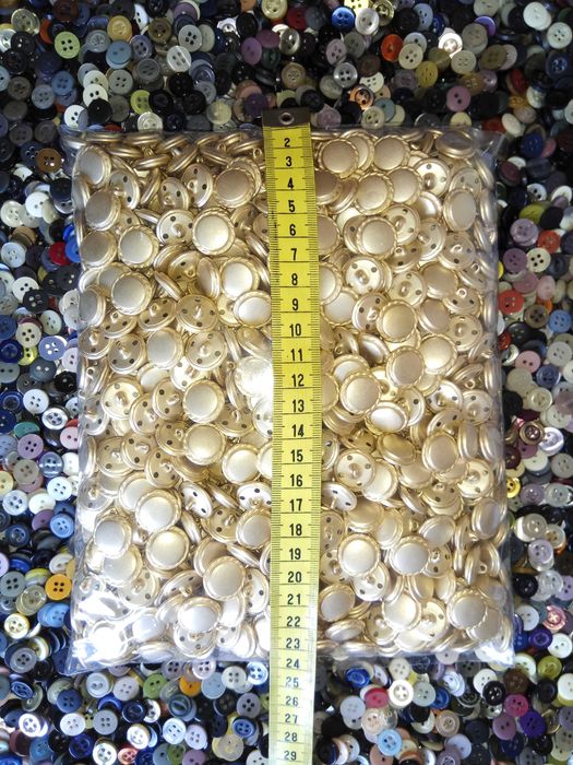 Botões dourados em metal.