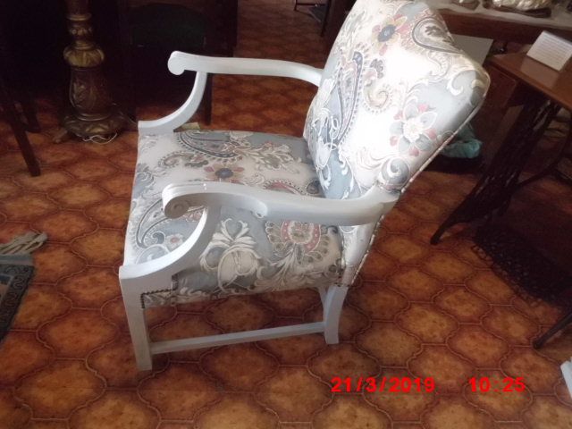 cadeirão de madeira exótica restaurado e estofado de novo (preço ocasi