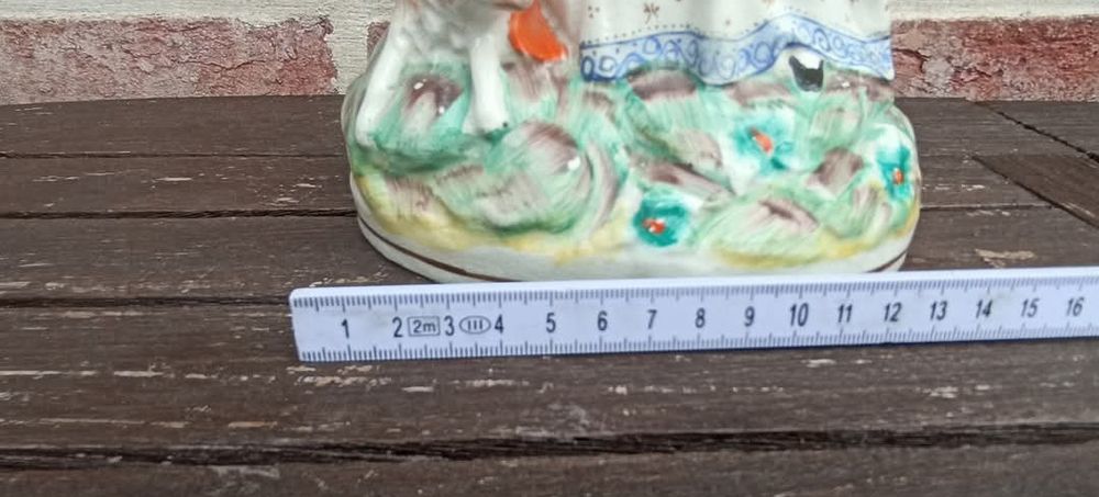 статуэтка  красная шапочка  Стаффордшир,