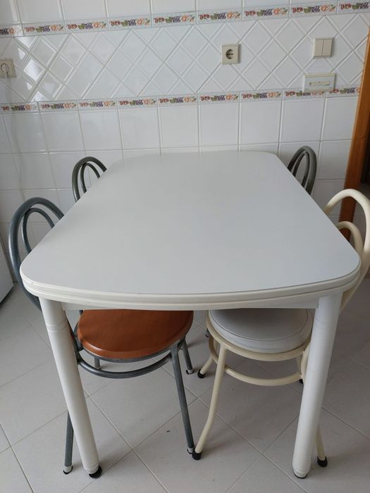 Conjunto de mesa e quatro cadeiras em ótimo estado