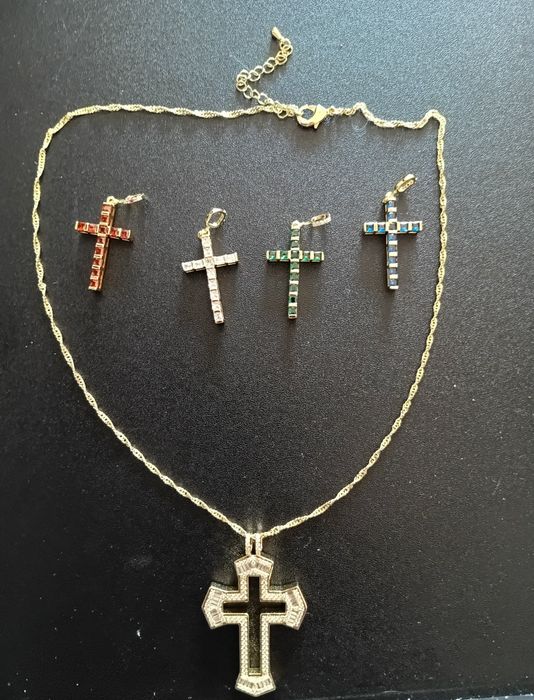 Cruz Joia de Ouro de Lei, Esmeralda, Safira, 1 Rubi e 224 Zirconites.