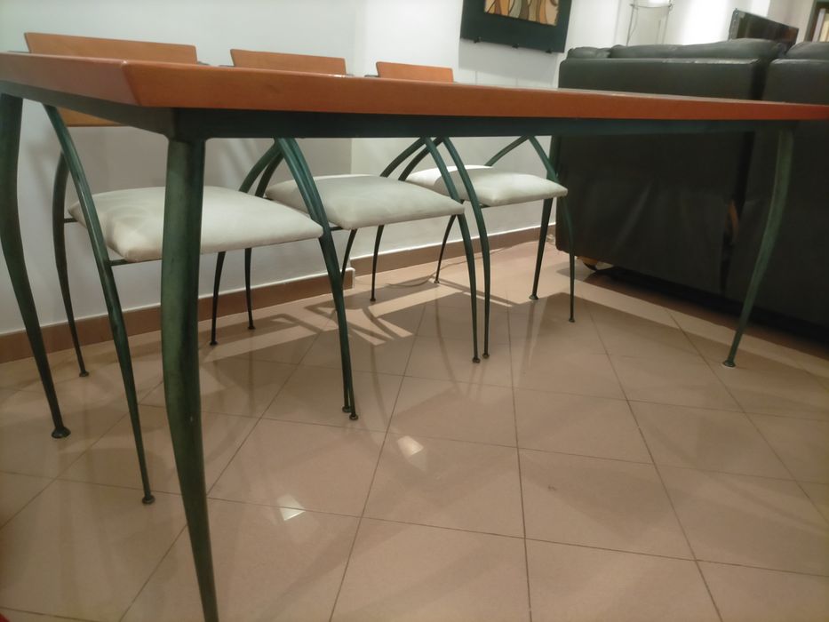 Mesa de sala e seis cadeiras