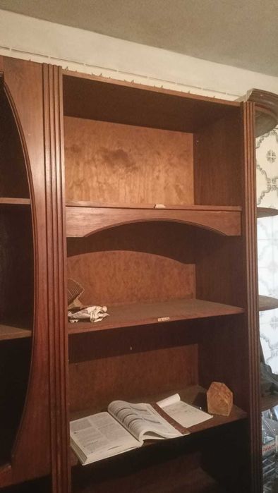 armário usado em livraria e também como garrafeira