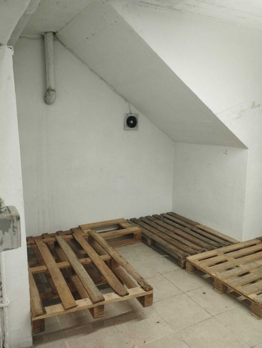 Pequeno Armazém Arrecadação no centro da Costa da Caparica