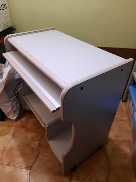 Estante metálica e mesa de computador