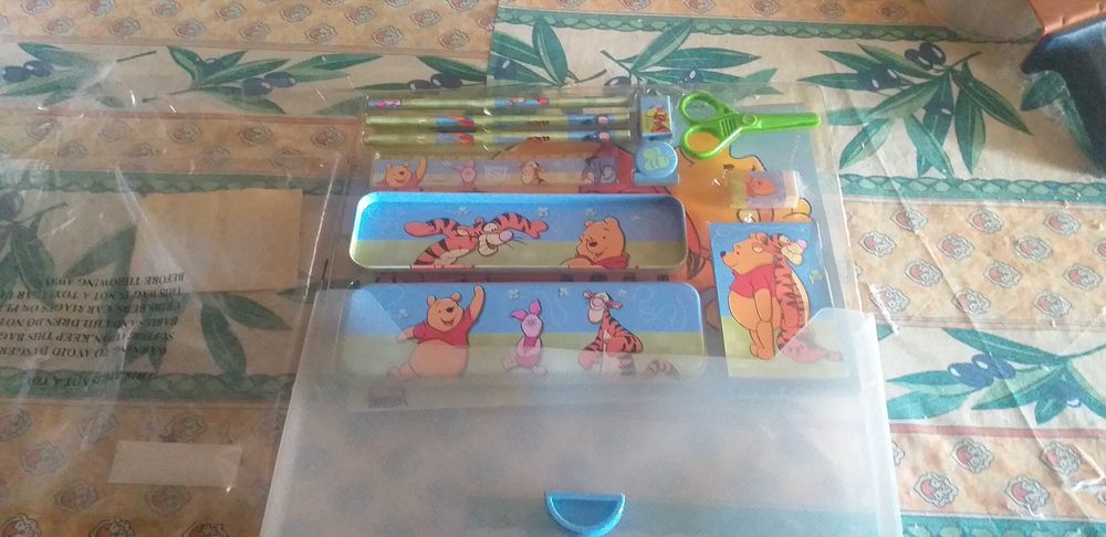 Mala Winnie pooh com acessórios novo