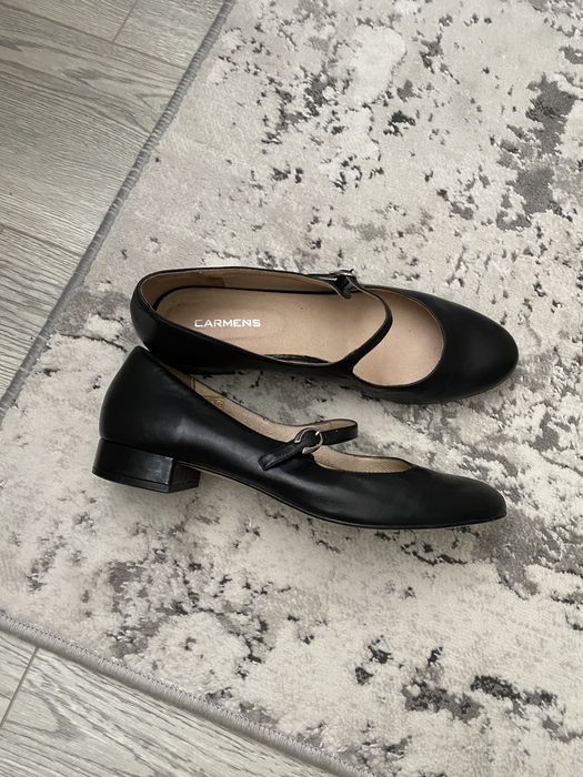 Продам шкіряні туфлі на низькому каблуці