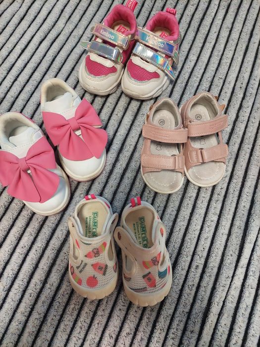 Величезний пакет одягу для дівчинки.