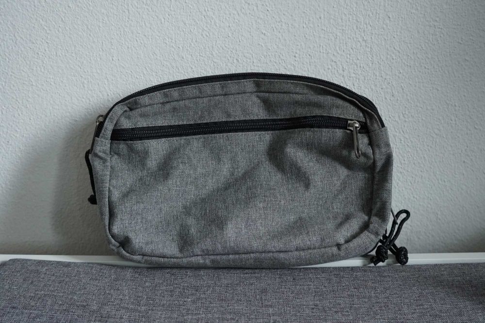 Bolsa necessaire Eastpak cinza