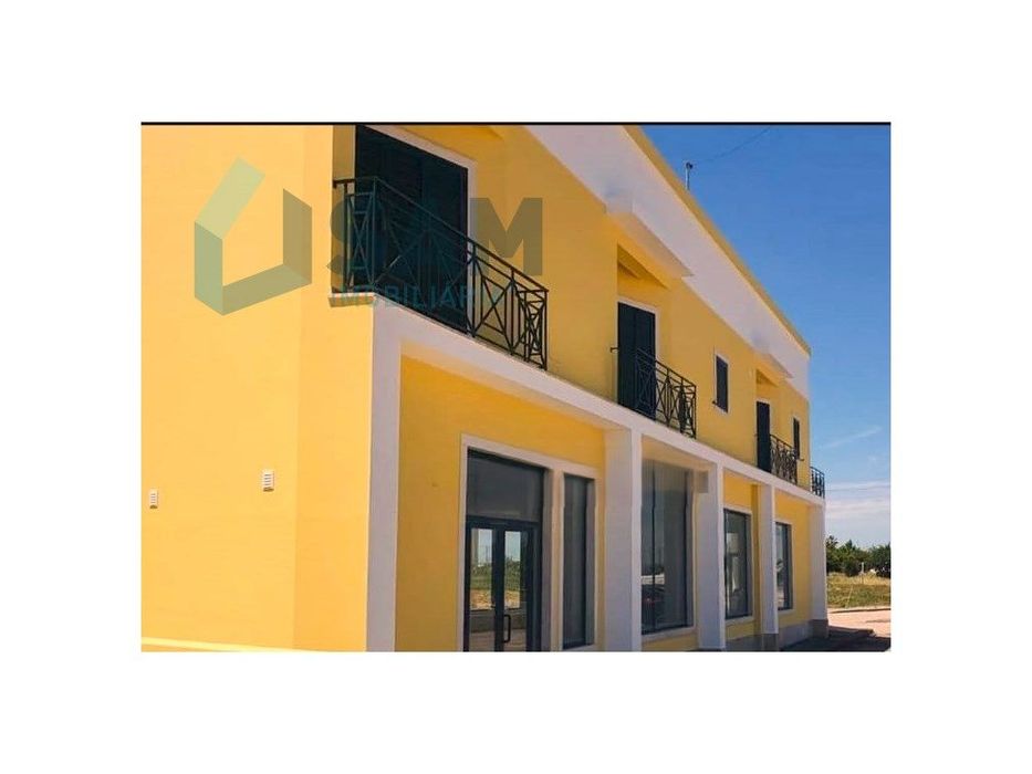 Edifício em Propriedade Horizontal com Espaço Comercial e Apartamen...