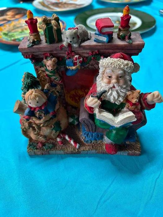 Figura Decorativa de Natal em Resina – Pai Natal na Lareira Vintage