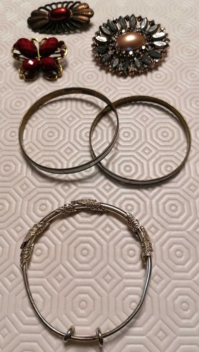 Pulseiras e alfinetes, o lote por 8€