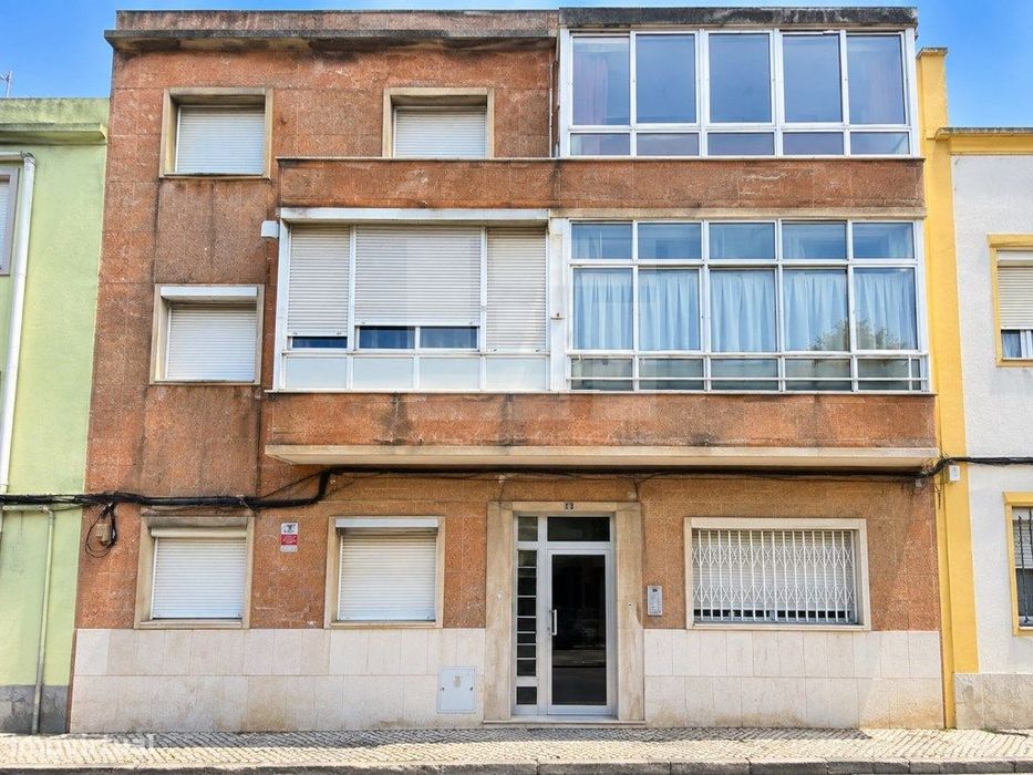 ### T1 com Logradouro, Terraço e Anexo - Venda Nova, Amadora