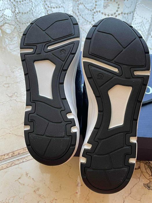 Продам кросівки жіночі НОВІ !!!