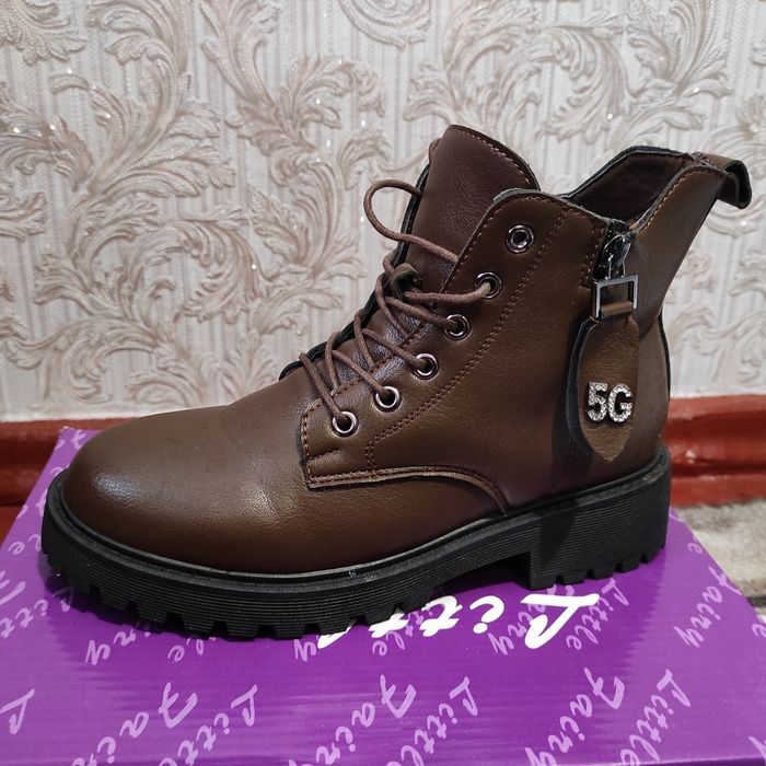 Продам женские ботинки