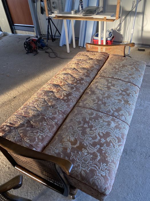 Sofa rozkładana vintage – rattanowe boki – lata 60./70.