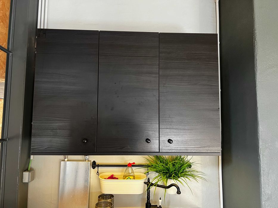 Kitchenette completa com armários, lava-loiça e bancada