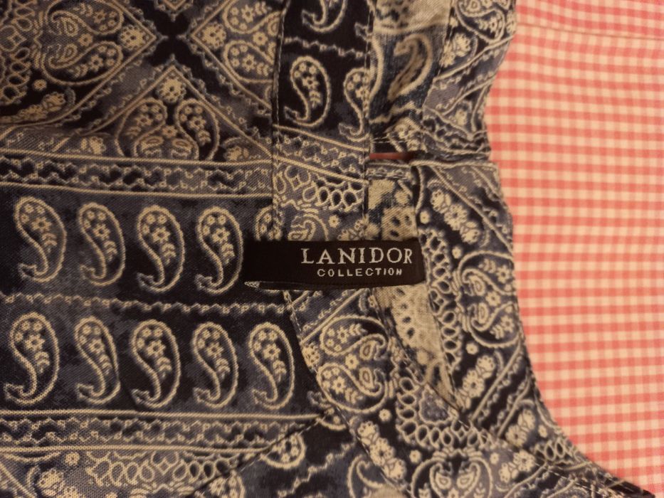 Top novo em tons de azul