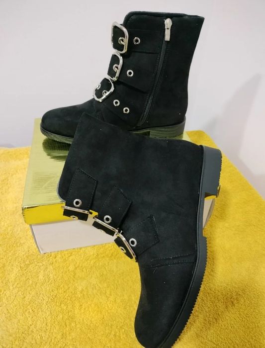 Vende-se botas pretas novas