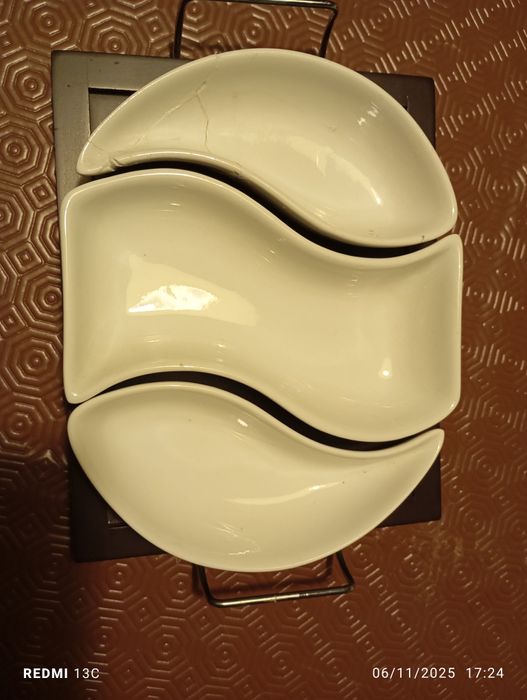 Tabuleiro em madeira com peças em cerâmica