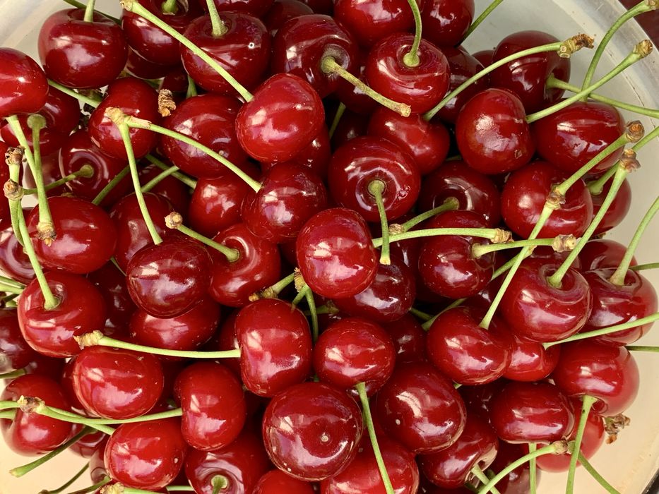 Вареня з вишні, червоної  черешні та свіжа малина з цукром