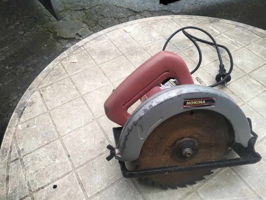 Máquina circular de cortar madeira