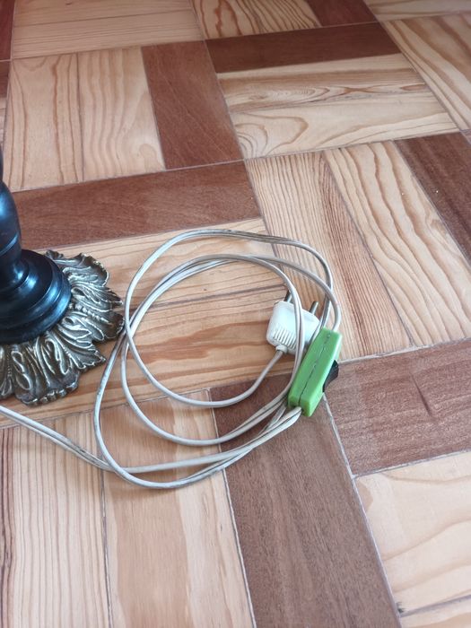 Candeeiro de mesa antigo em Pau Preto