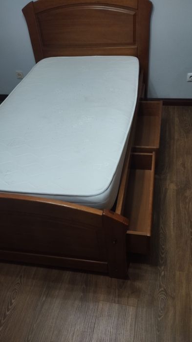 Cama solteiro e secretária