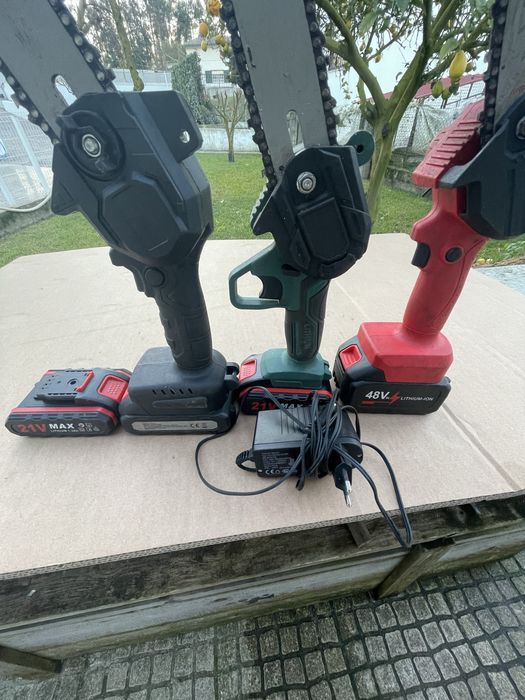 Moto serras mini com pouco uso tres maquinas uma bateria suplente