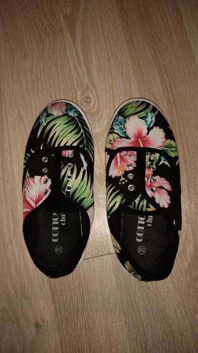 Buty z podwyższeniem w kwiaty