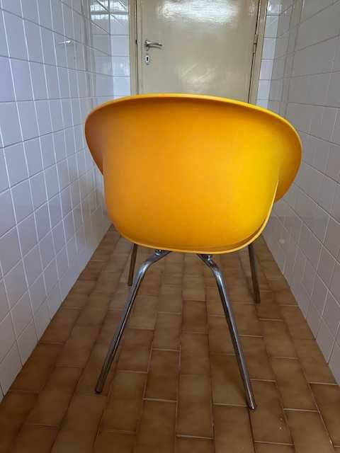 Cadeira laranja com pés metálicos