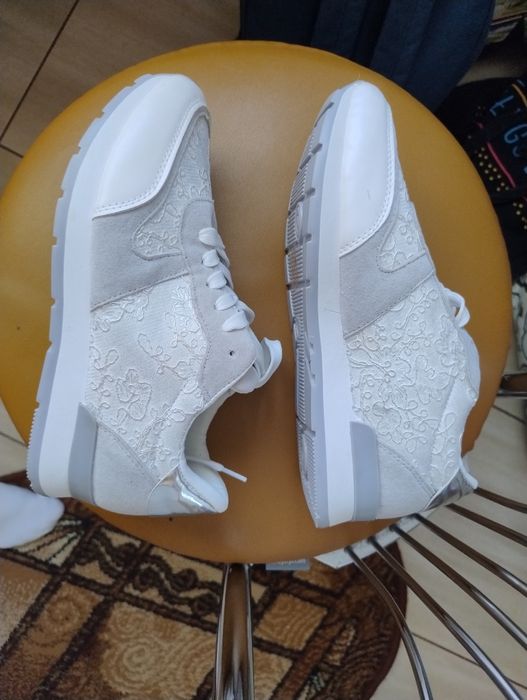 Buty sportowe damskie 39 nowe