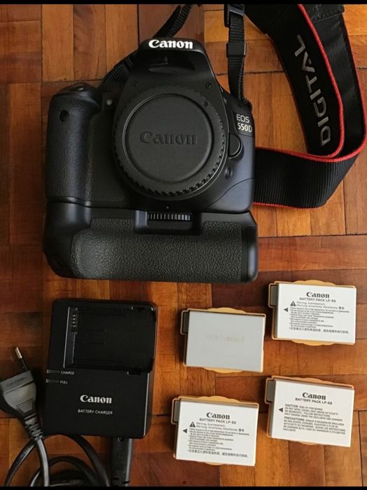 Canon- Corpo 550D e punho Canon, como Nova. Excelente estado.