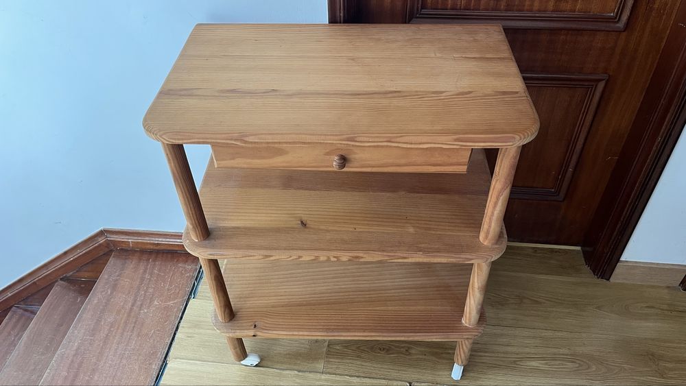 Movel em Pinho com rodas