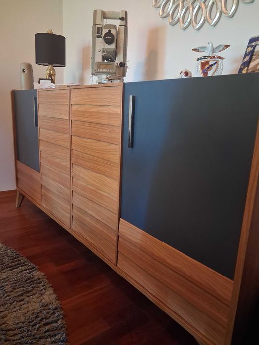 Móvel de sala de jantar comquatro portas está como nov