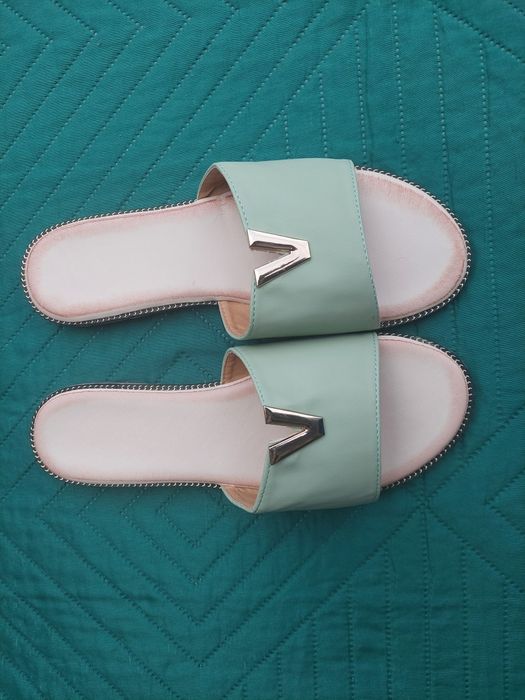 Klapki letnie na szeroką stopę.