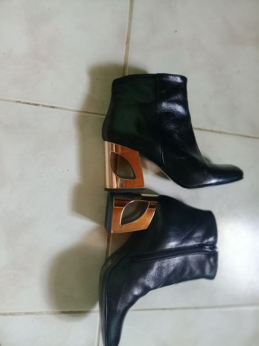 Bota preta de couro sintético com tacon dourado