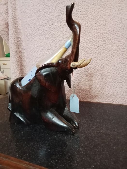 Elefante em madeira porta garrafas
